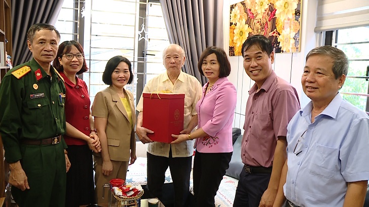 TANG QUA VAN QUAN 4524 1.jpg